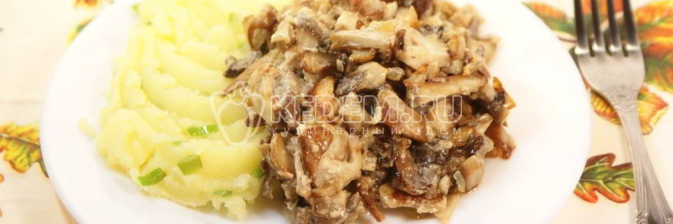 Белые грибы в сметане с картофелем