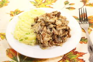 Белые грибы в сметане с картофелем