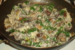 Белые грибы, жаренные в сливках