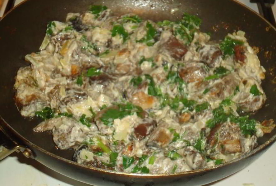 Белые грибы, жаренные в сливках