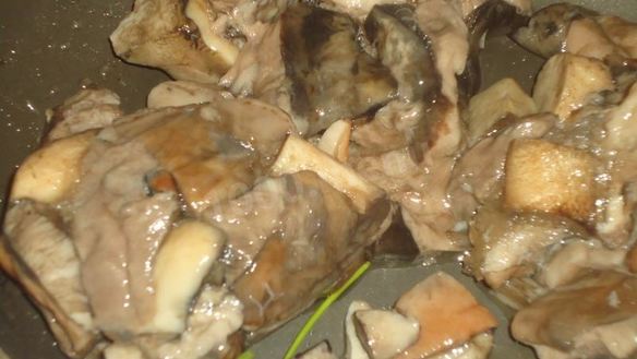 ШАГ 4. белые грибы, жаренные в сливках