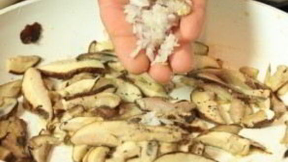 ШАГ 2. белые грибы жареные