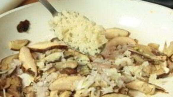 ШАГ 3. белые грибы жареные