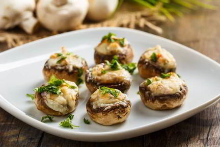 Фаршированные шампиньоны с курицей и луком