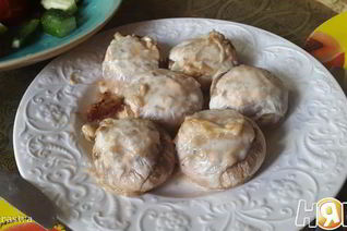 Фаршированные шампиньоны с рыбной начинкой