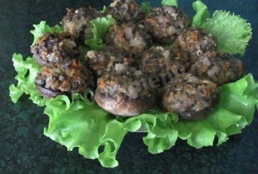 Фаршированные шампиньоны в духовке с сыром