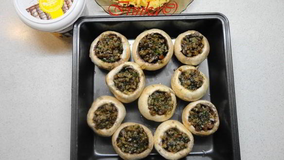 ШАГ 3. фаршированные шампиньоны запеченные с сыром в духовке