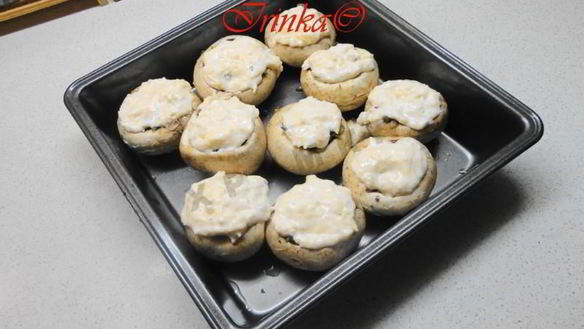 ШАГ 4. фаршированные шампиньоны запеченные с сыром в духовке