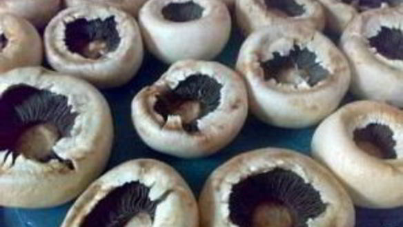 ШАГ 2. фаршированные шляпки шампиньонов