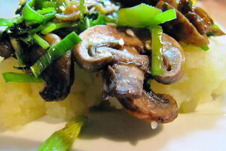 Грибочки жареные с имбирем и кунжутом