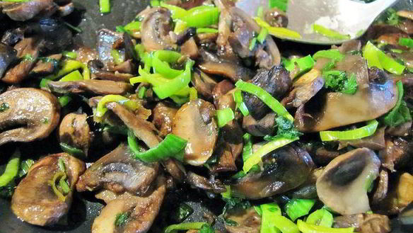 ШАГ 4. грибочки жареные с имбирем и кунжутом