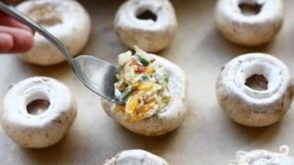 ШАГ 5. грибы, фаршированные беконом