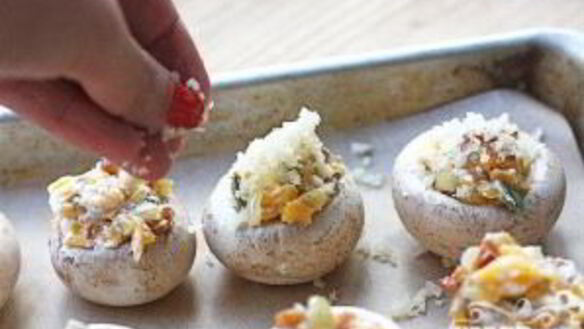 ШАГ 6. грибы, фаршированные беконом