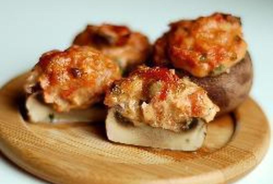 Грибы, фаршированные лососем и сыром