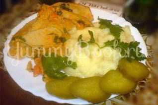 Грибы обжаренные под соусом с гарниром