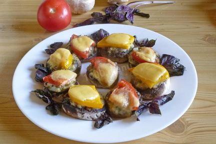 Грибы с сыром и помидорами в духовке