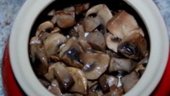 ШАГ 3. грибы в духовке в горшочке