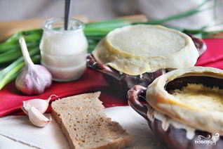 Грибы в горшочке со сметаной