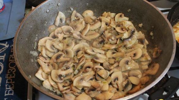ШАГ 3. грибы в сметанном соусе