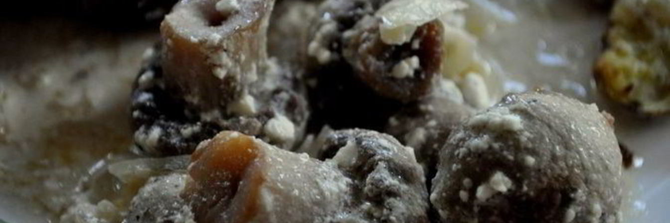 Грибы, запеченные в сметане с луком