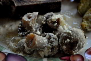 Грибы, запеченные в сметане с луком