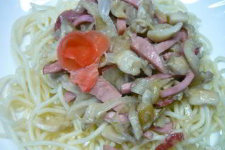 Грибы, жаренные с колбасой