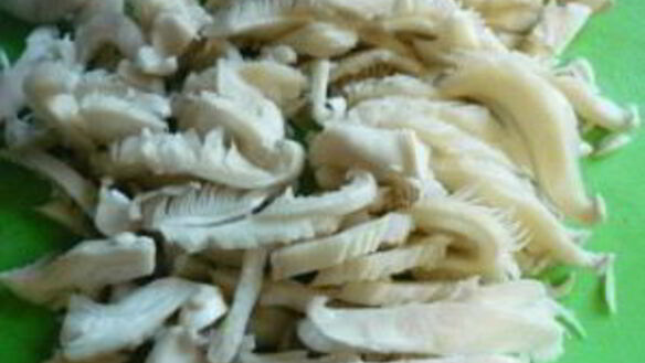 ШАГ 3. грибы, жаренные с колбасой