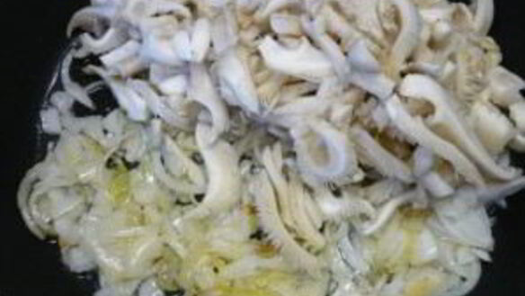 ШАГ 4. грибы, жаренные с колбасой