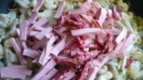 ШАГ 6. грибы, жаренные с колбасой