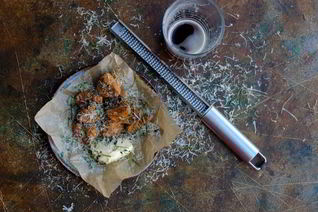 Хрустящие шампиньоны с соусом айоли и трюфельным маслом