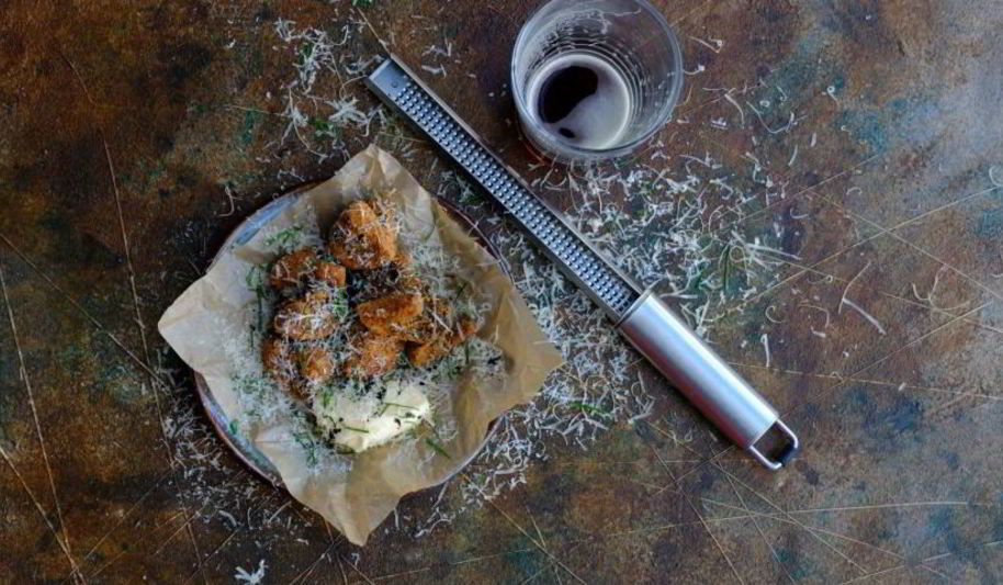 Рецепт хрустящие шампиньоны с соусом айоли и трюфельным маслом