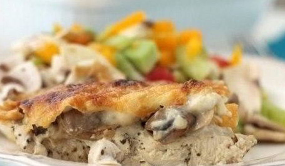 Рецепт куриное филе и шампиньоны под соусом бешамель