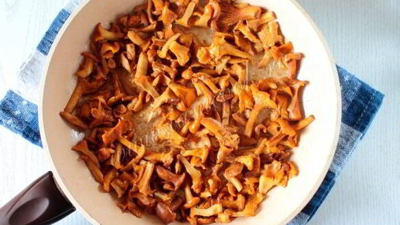 ШАГ 4. лисички жареные в сметане