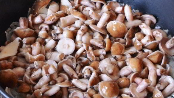 ШАГ 7. маслята жареные в сметане