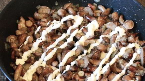 ШАГ 8. маслята жареные в сметане