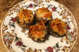 Шампиньоны фаршированные крабовым салатом