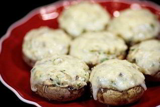 Шампиньоны, фаршированные курицей и сыром