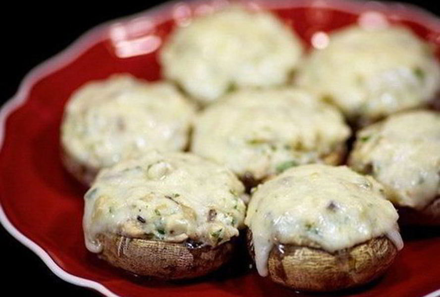 Шампиньоны, фаршированные курицей и сыром