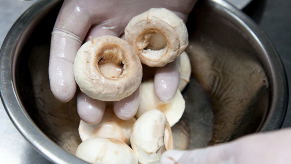 ШАГ 4. шампиньоны, фаршированные мясом