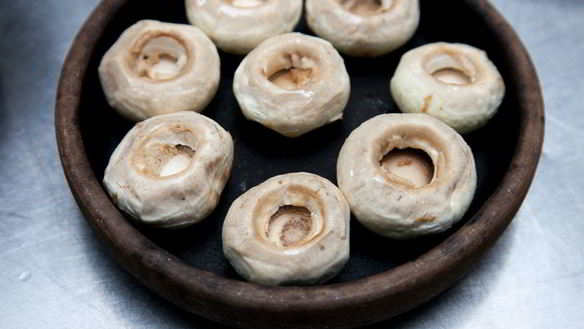 ШАГ 5. шампиньоны, фаршированные мясом
