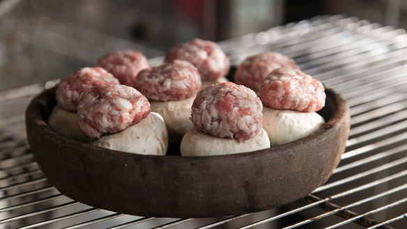 ШАГ 6. шампиньоны, фаршированные мясом