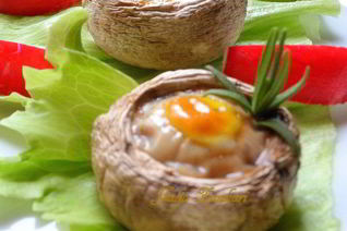 Шампиньоны, фаршированные перепелиными яйцами
