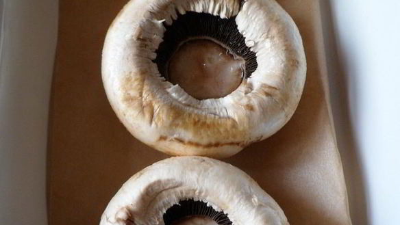 ШАГ 3. шампиньоны, фаршированные перепелиными яйцами