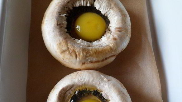 ШАГ 5. шампиньоны, фаршированные перепелиными яйцами