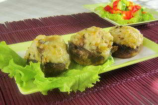 Шампиньоны, фаршированные рисом и сыром