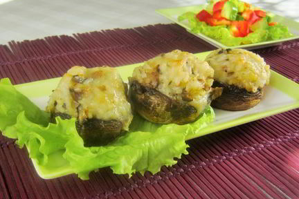 Шампиньоны, фаршированные рисом и сыром
