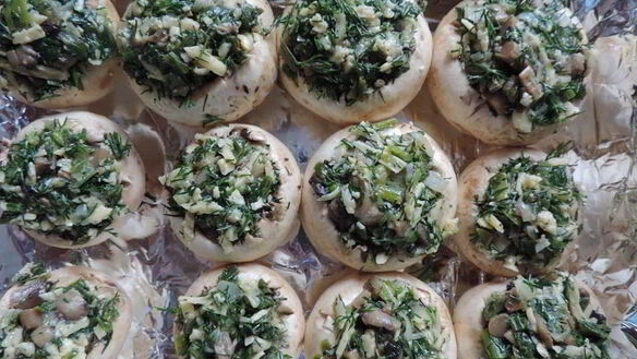 ШАГ 2. шампиньоны, фаршированные зеленым луком
