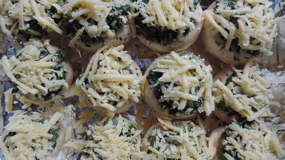 ШАГ 3. шампиньоны, фаршированные зеленым луком