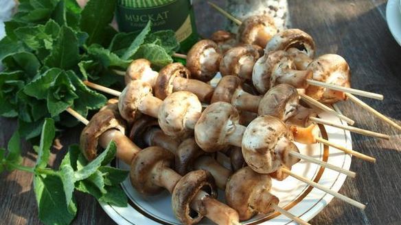 ШАГ 2. шампиньоны на шпажках на мангале