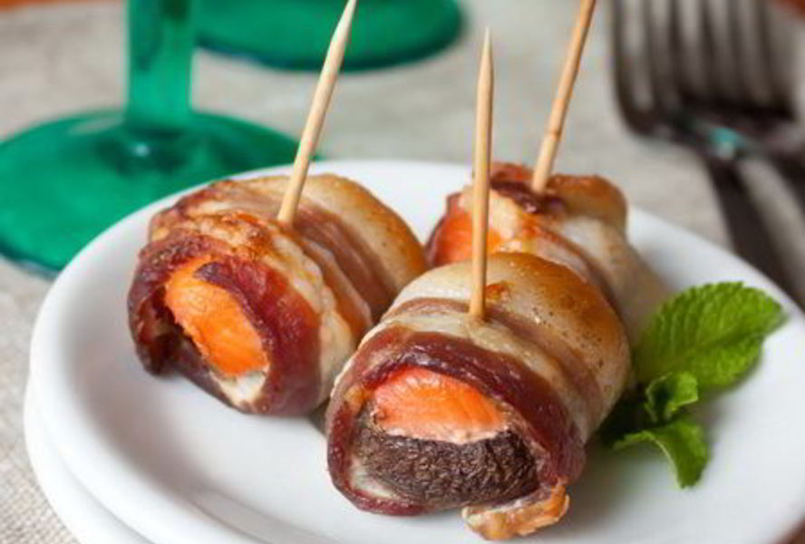 Шампиньоны с лососем в беконе